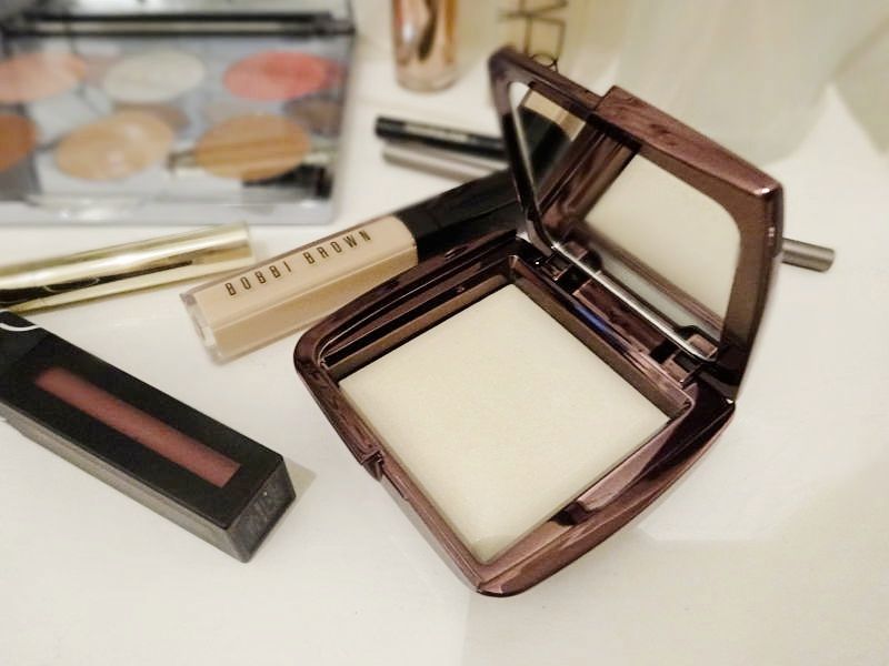 •HOURGLASS AMBIENT LIGHTING POWDER 