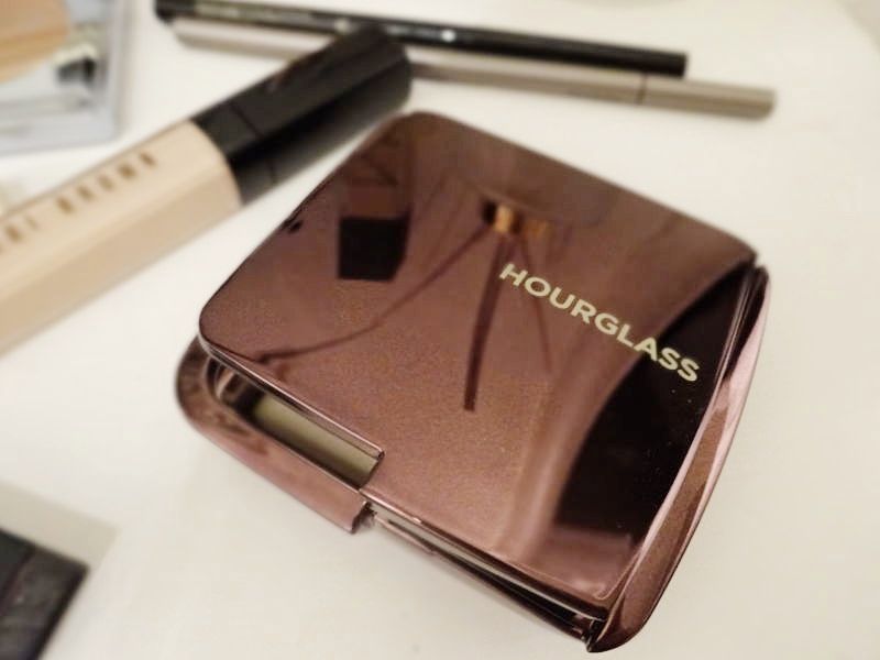 •HOURGLASS AMBIENT LIGHTING POWDER 